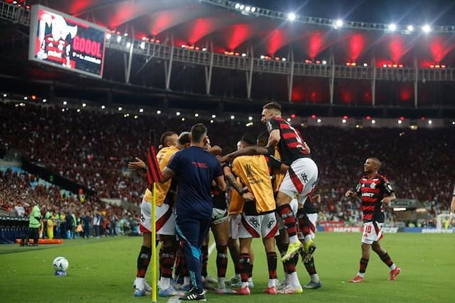 Flamengo vence a LDU no Maracanã e segue vivo na Libertadores