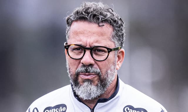 Tiago Leifert detona Cleber Xavier após goleada sofrida pelo Santos