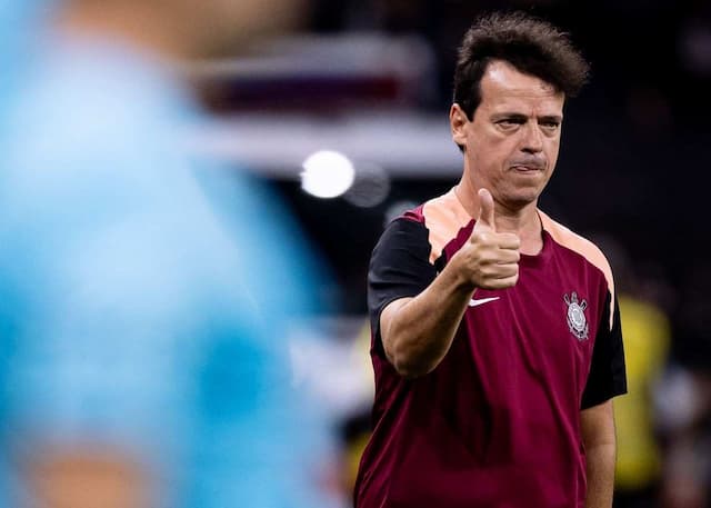 Diniz explica repetição na escalação do Corinthians: "Jogador não é só osso e músculo"