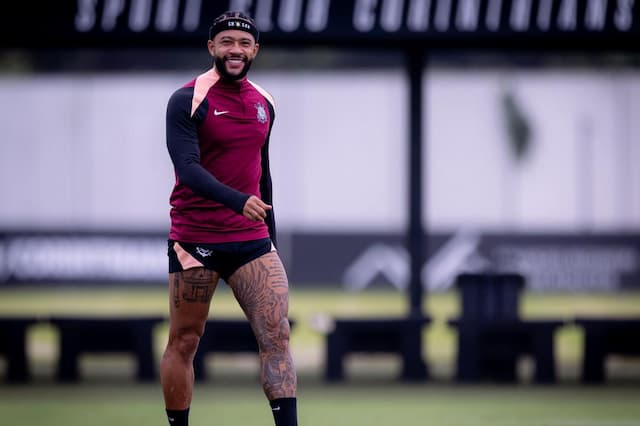 Depay recorre a fisioterapeuta particular para reavaliar quadro no Corinthians