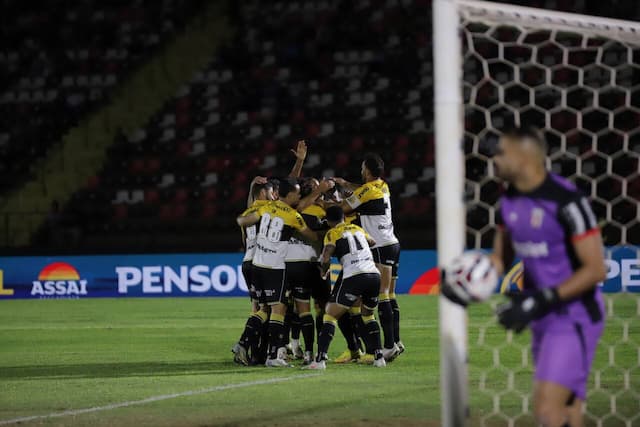 Criciúma vence e afunda o Botafogo-SP ainda mais na crise da Série B