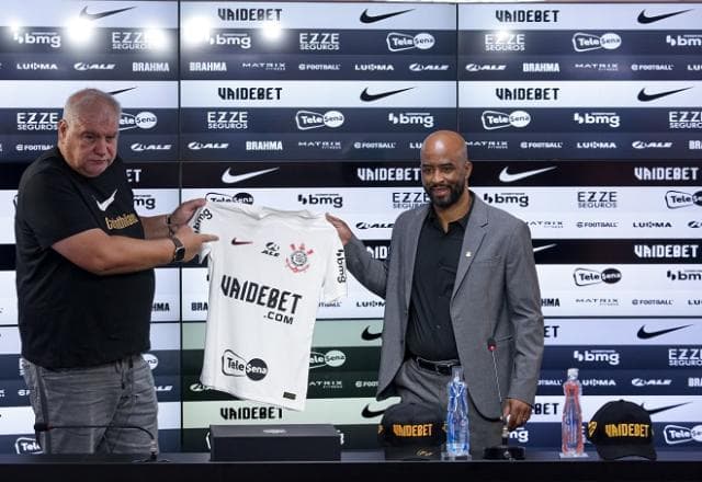 Diretor de futebol do Corinthians pede para jornalistas não vestirem verde no CT