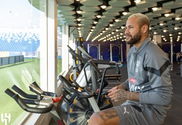 Neymar retorna ao CT do Al Hilal e retoma tratamento de lesão