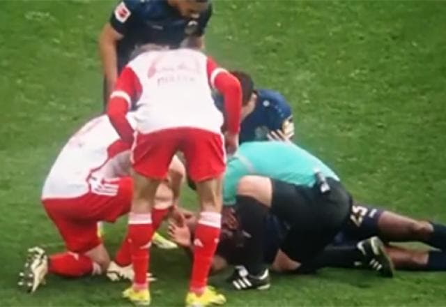 Árbitro salva vida de jogador após choque no Campeonato Alemão; veja imagens