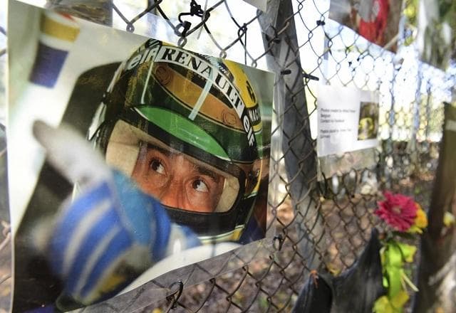 Ayrton Senna é homenageado na pista de Ímola 30 anos após sua morte