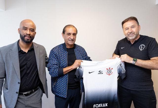 Ramón Díaz é anunciado como o novo técnico do Corinthians