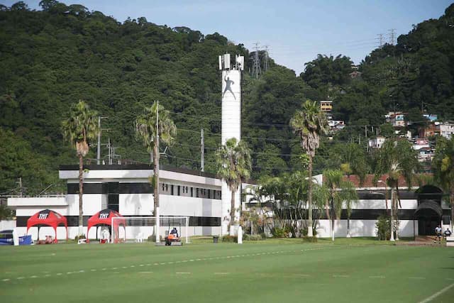 Organizada do Santos se encontra com Neymar, Cuca e elenco no CT Rei Pelé