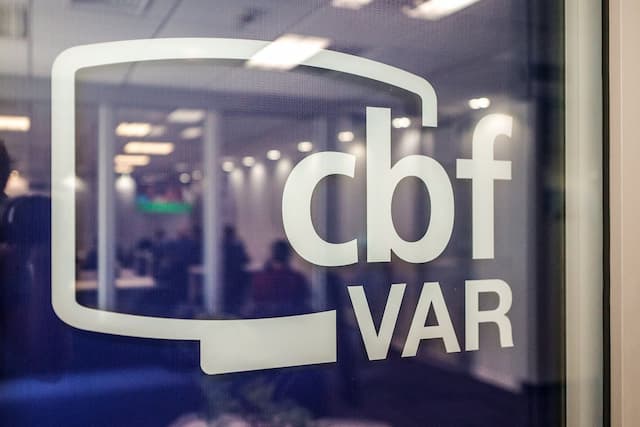 CBF afasta árbitros do VAR de Flamengo x Juventude e Vitória x Fluminense