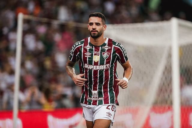 Renato Augusto rescinde contrato e deixa o Fluminense