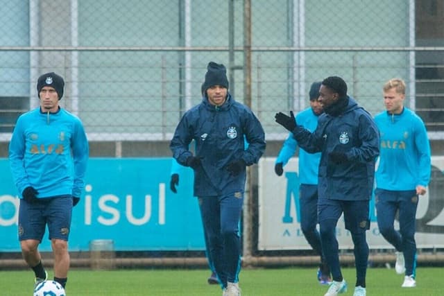 Braithwaite retorna aos treinos e minimiza preocupação no Grêmio