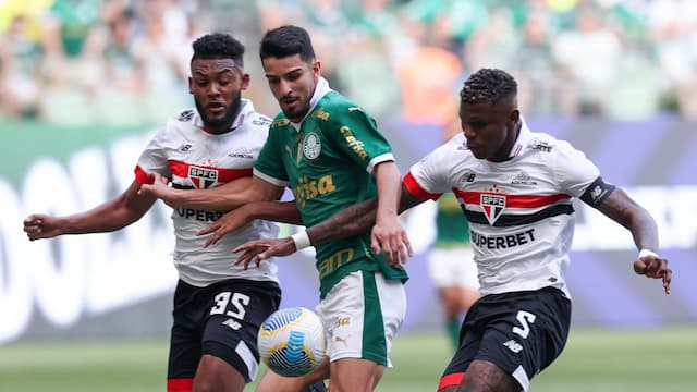 Palmeiras vence o São Paulo e retorna ao G4 do Brasileirão