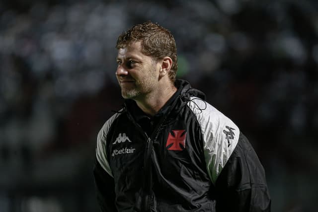 Rafael Paiva deixa o comando do Vasco após derrota para o Corinthians