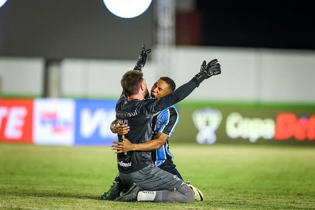 Grêmio empata com São Raimundo e avança nos pênaltis na Copa do Brasil
