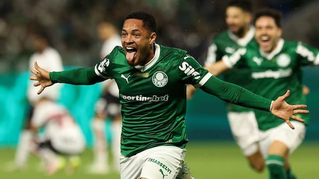 Palmeiras vence o São Paulo com gol nos acréscimos de Vitor Roque