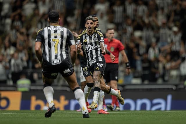 Atlético-MG vence Fluminense em jogo eletrizante e entra no G6 do Brasileirão