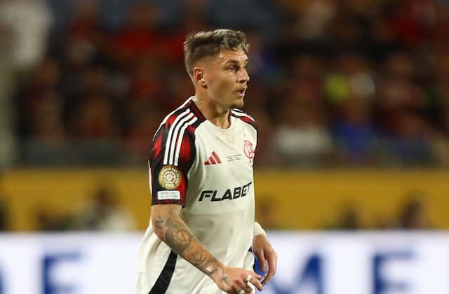 Flamengo renova contrato com Varela