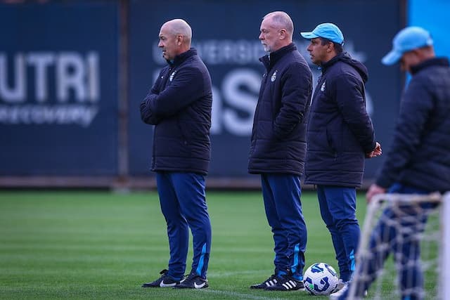 Grêmio inicia semana com "duelo direto" e espera acerto com Roger Guedes