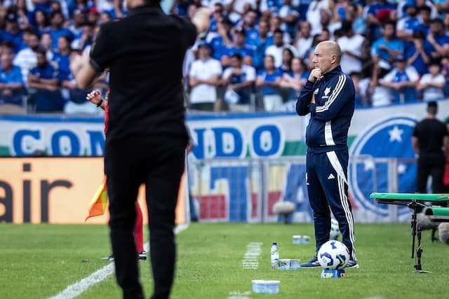 Leonardo Jardim diz que derrota do Cruzeiro faz parte do processo