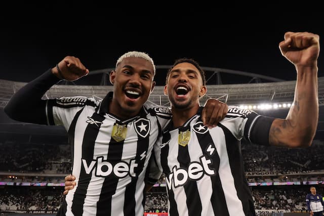 Davide celebra boa fase dos laterais do Botafogo, os garçons da noite