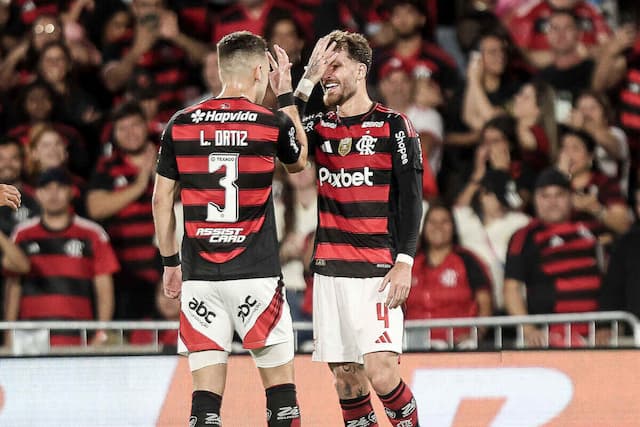Comemoração inusitada entre zagueiros chama atenção na vitória do Flamengo
