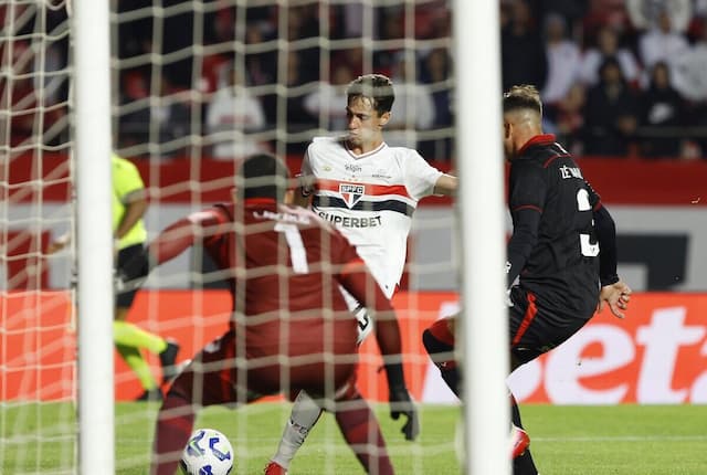 São Paulo domina o Vitória e chega ao quinto triunfo seguido no Brasileirão