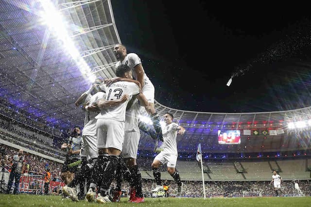 Botafogo atropela Fortaleza e entra no G6 do Brasileirão