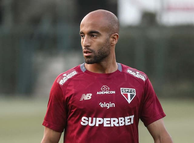 Lucas Moura passará por artroscopia no joelho direito