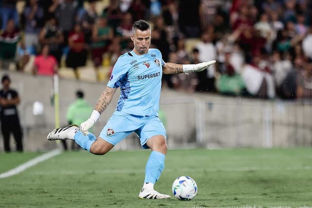 Fábio, do Fluminense, completa 45 anos e pode atingir mais recordes