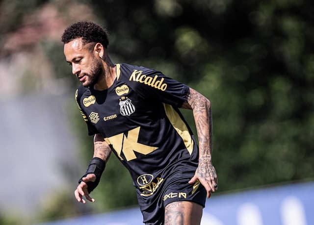 Neymar tem edema na coxa; Santos avisa CBF sobre o problema