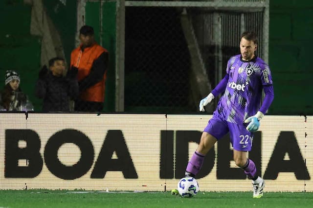 Goleiro do Botafogo, Neto sofre lesão e não joga mais em 2025
