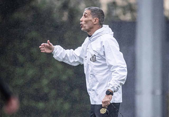 Vojvoda promove testes em treino do Santos