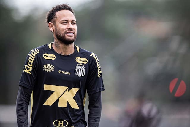 Neymar volta a treinar em campo e mira retorno ao Santos no domingo
