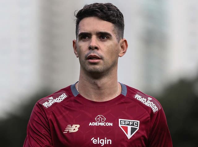 Oscar volta a treinar no gramado na reapresentação do São Paulo