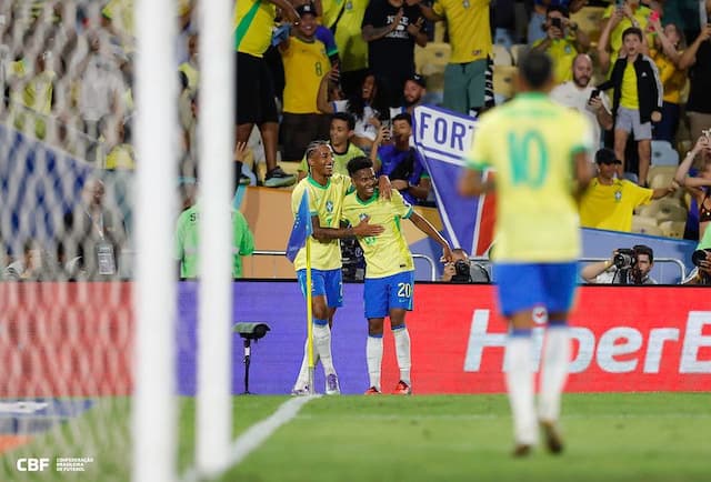 Com golaços, Brasil dá show e vence o Chile no Maracanã