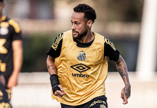 Após ausência na quarta, Neymar volta aos treinos com elenco do Santos