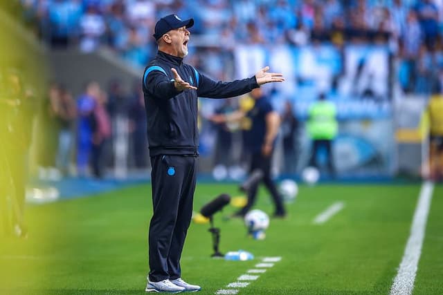 Mano Menezes admite lambança em troca de jogador do Grêmio