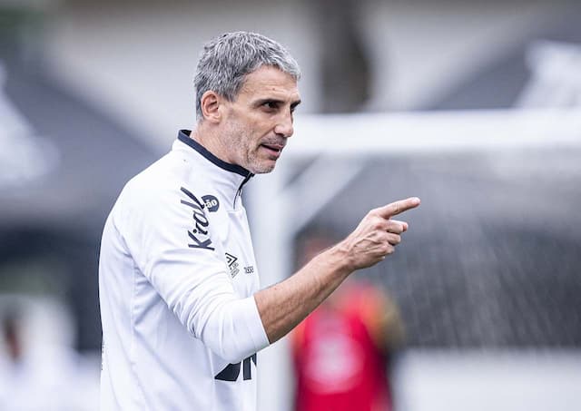 Com desfalques, Vojvoda fará mudanças no Santos para enfrentar o Bragantino