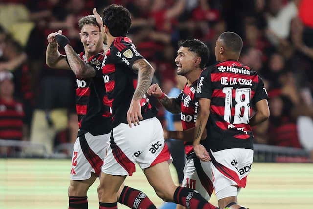 Flamengo, com altos e baixos, vence Estudiantes e sai na frente na Libertadores