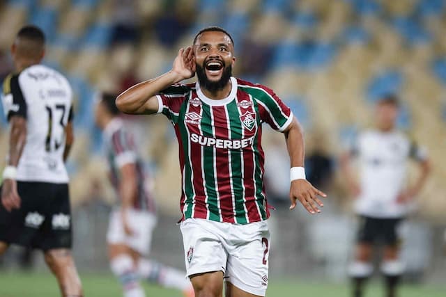 Fluminense vence o Galo no Maracanã e encosta no G6 do Brasileiro