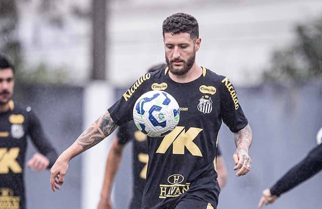 Sem Zé Rafael, Vojvoda prepara mudanças no Santos contra o Botafogo