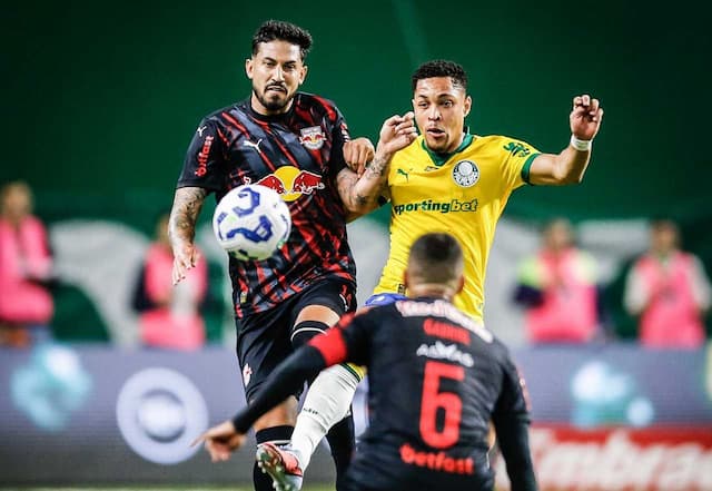  Palmeiras atropela o Bragantino com show de Vitor Roque