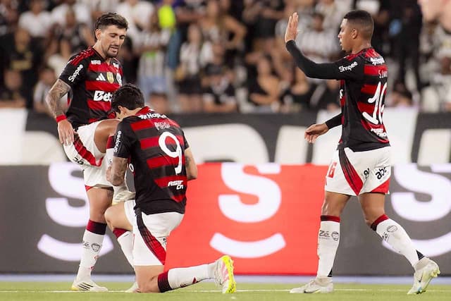 Pedro brilha, e Flamengo supera o Botafogo no Nilton Santos