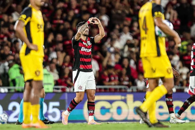 Arrascaeta marca golaço e se torna maior artilheiro estrangeiro do Flamengo