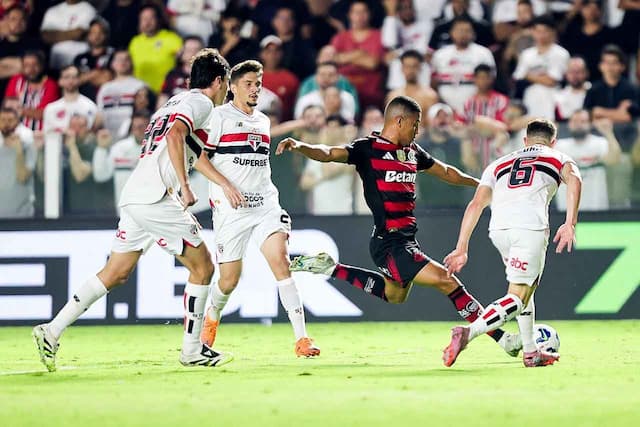 São Paulo e Flamengo empatam em grande jogo na Vila Belmiro