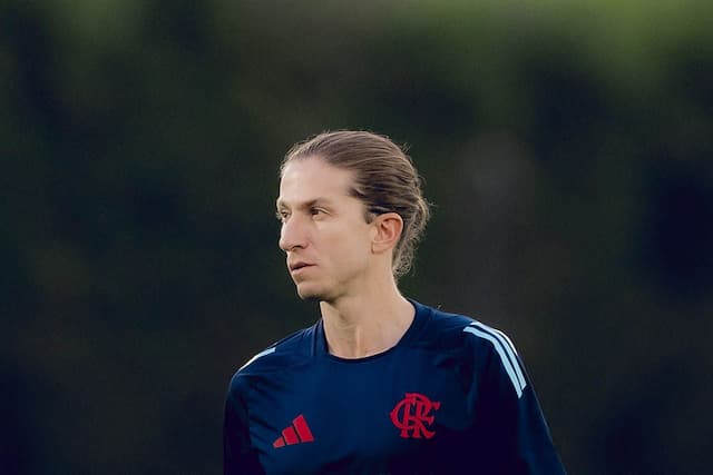 Flamengo coloca prazo para resolver renovação de Filipe Luís