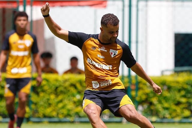 São Paulo tira Alisson do clássico diante do interesse do Corinthians