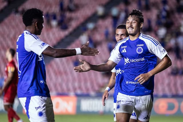 Japa celebra primeiro gol pelo Cruzeiro em vitória sobre Tombense