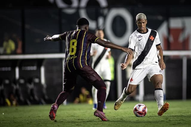 Vasco desperdiça pênalti e fica no empate com Madureira