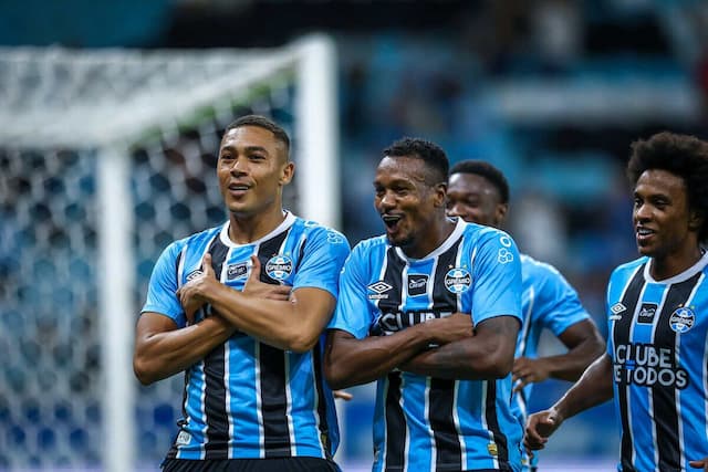 Carlos Vinícius volta a decidir, Grêmio bate Novo Hamburgo e vai à semifinal do Gauchão