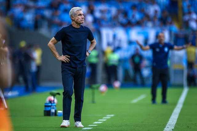 Luís Castro valoriza atuação da zaga do Grêmio, mas teme interesse do mercado
